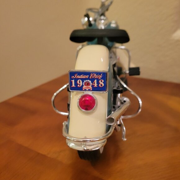 Guiloy 1948 Indian Chief Die-Cast Motorcycle - Picture 10 of 14